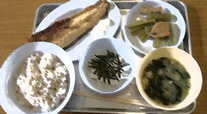 臭いメシなんか食えなくて、親の金で店屋物ばかり頼んで食べた