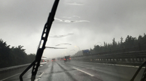 台風の日の横須賀にあらわれたナゾの「ワイパー女」